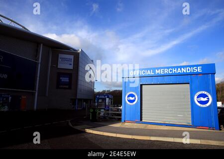 Ein enger offizieller Warenladen außerhalb des Stadions vor dem vierten Spiel des Emirates FA Cup im Amex, Brighton. Bilddatum: Samstag, 23. Januar 2021. Stockfoto