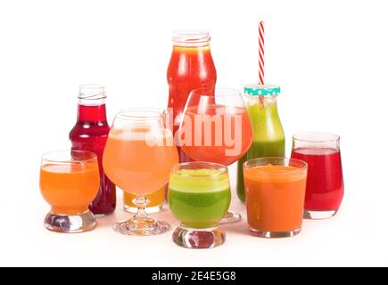 Gläser mit frischem Bio-Gemüse und Fruchtsäfte, isoliert auf weiss. Detox-Diät Stockfoto