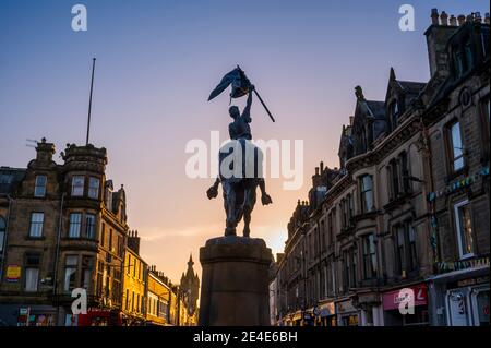 22. Januar 2021 Hawick Scottish Borders. Schottland, Großbritannien. Schottland, UK, Covid, Coronavirus, News Hawick Common Riding 2021 für das zweite Jahr abgesagt. Bild zeigt das berühmte 1514 Denkmal, auch bekannt als das Pferd. Das Reiterdenkmal steht am Ende der High Street in Hawick. Dieses Denkmal erinnert an den Sieg der einheimischen Jugendlichen oder "Callants" aus der Stadt über eine Gruppe von englischen Raidern in Hornshole, kurz vor Hawick im Jahr 1514, die meisten Männer der Stadt wurden auf Flodden Feld im Vorjahr getötet. Die englische Flagge wurde gefangen genommen und zu Hawick, dem, zurückgebracht Stockfoto