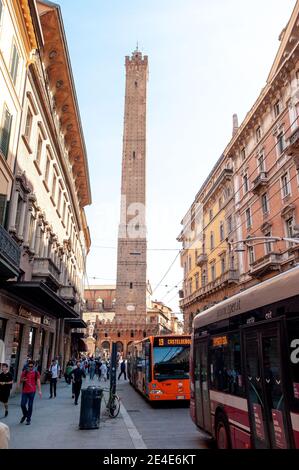 BOLOGNA, ITALIEN - 30. SEPTEMBER 2019: Blick auf Torre Garisenda und Torre Degli Asinelli schiefe Türme Due Torri. Das bedeutet zwei Türme Stockfoto