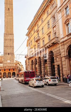 BOLOGNA, ITALIEN - 30. SEPTEMBER 2019: Blick auf Torre Garisenda und Torre Degli Asinelli schiefe Türme Due Torri. Das bedeutet zwei Türme Stockfoto