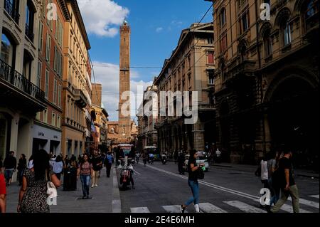 BOLOGNA, ITALIEN - 30. SEPTEMBER 2019: Blick auf Torre Garisenda und Torre Degli Asinelli schiefe Türme Due Torri. Das bedeutet zwei Türme Stockfoto