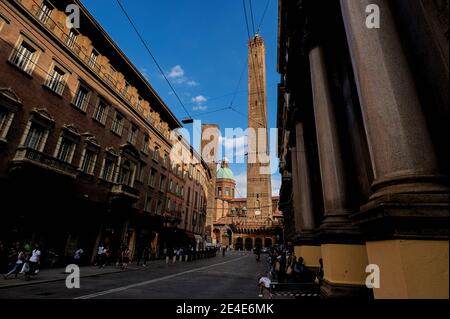 BOLOGNA, ITALIEN - 30. SEPTEMBER 2019: Blick auf Torre Garisenda und Torre Degli Asinelli schiefe Türme Due Torri. Das bedeutet zwei Türme Stockfoto