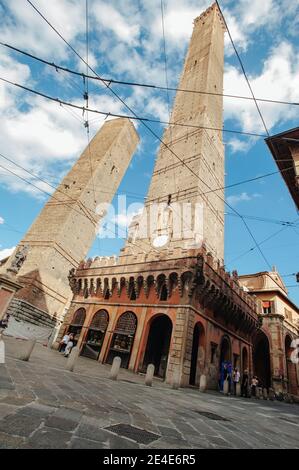 BOLOGNA, ITALIEN - 30. SEPTEMBER 2019: Blick auf Torre Garisenda und Torre Degli Asinelli schiefe Türme Due Torri. Das bedeutet zwei Türme Stockfoto