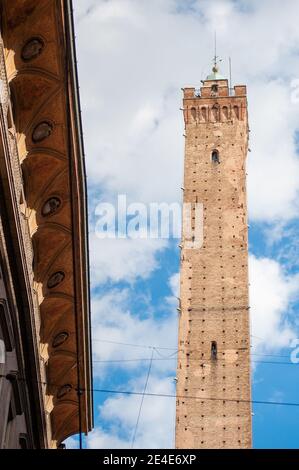 BOLOGNA, ITALIEN - 30. SEPTEMBER 2019: Blick auf Torre Garisenda und Torre Degli Asinelli schiefe Türme Due Torri. Das bedeutet zwei Türme Stockfoto