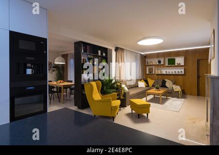 Modernes Haus Interieur - offenes Konzept, Küche, Wohnzimmer und Esszimmer Stockfoto