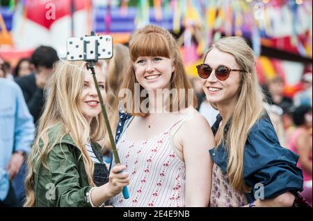 Festivalbesucher machen ein Selfie beim Common People Festival, Southampton Common, Southampton. Stockfoto