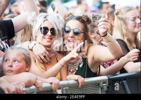 Festivalbesucher in der Hauptbühne Menge beim Common People Festival, Southampton Common, Southampton. Stockfoto