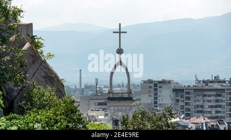 Großes Stadtpanorama mit einer katholischen Kirche im Vordergrund Stockfoto