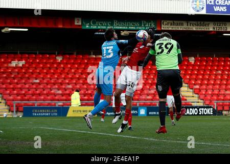 CREWE, ENGLAND. 23. JANUAR: Wimbledons Joel Piggot macht sich auf den 0-1. Platz im Sky Bet League 1 Spiel zwischen Crewe Alexandra und AFC Wimbledon im Alexandra Stadium, Crewe am Samstag, 23. Januar 2021. (Kredit: Chris Donnelly, MI News) Kredit: MI Nachrichten & Sport /Alamy Live Nachrichten Stockfoto