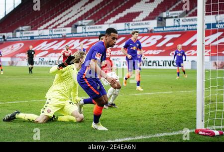 firo: 23.01.2021 Fußball: Fußball: 1. Bundesliga, Saison 2020/21 FSV Mainz - RB Leipzig 0: 1 Tor, links nach rechts Tyler Adams (Leipzig), Torwart Robin Zentner (Mainz), Jubel, Torjubel, Geste, Geste , Foto: Thorsten Wagner / Witters / POOL / via firoportphoto Verwendung weltweit Stockfoto