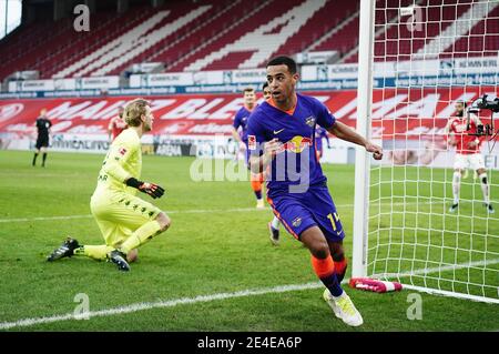 firo: 23.01.2021 Fußball: Fußball: 1. Bundesliga, Saison 2020/21 FSV Mainz - RB Leipzig 0: 1 Tor, links nach rechts Tyler Adams (Leipzig), Torwart Robin Zentner (Mainz), Jubel, Torjubel, Geste, Geste , Foto: Thorsten Wagner / Witters / POOL / via firoportphoto Verwendung weltweit Stockfoto