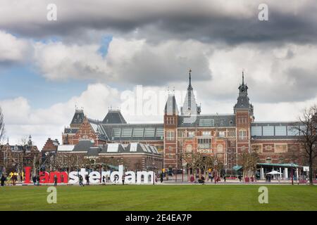 Ein Wort Amsterdam aus großen Buchstaben auf der Straße Stockfoto