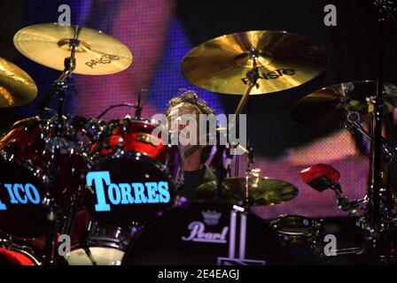 Tico Torres von Bon Jovi auf der Bühne beim 'Chris Tarrant Capital Request Concert' in der Wembley Arena in London, Großbritannien. September 2002 Stockfoto