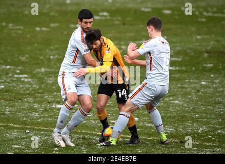 Wes Hoolahan von Cambridge United (Mitte) wird von Elliot Watt von Bradford City (rechts) und Anthony O'Connor während des Sky Bet League Two-Spiels im Abbey Stadium, Cambridge, angegangen. Bilddatum: Samstag, 23. Januar 2021. Stockfoto