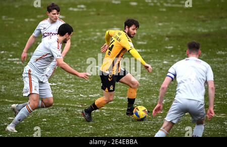 Wes Hoolahan (Mitte) von Cambridge United kontrolliert den Ball während des zweiten Spiels der Sky Bet League im Abbey Stadium, Cambridge. Bilddatum: Samstag, 23. Januar 2021. Stockfoto