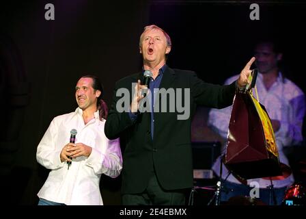 Chris Tarrant und David Seaman auf der Bühne beim 'Chris Tarrant Capital Request Concert' in der Wembley Arena in London, Großbritannien. September 2002 Stockfoto