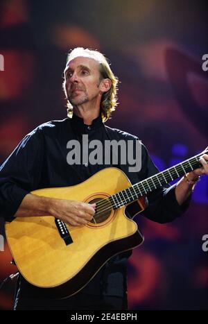 Mike und die Mechaniker auf der Bühne beim 'Chris Tarrant Capital Request Concert' in der Wembley Arena in London, Großbritannien. September 2002 Stockfoto