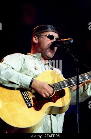 Mike und die Mechaniker auf der Bühne beim 'Chris Tarrant Capital Request Concert' in der Wembley Arena in London, Großbritannien. September 2002 Stockfoto