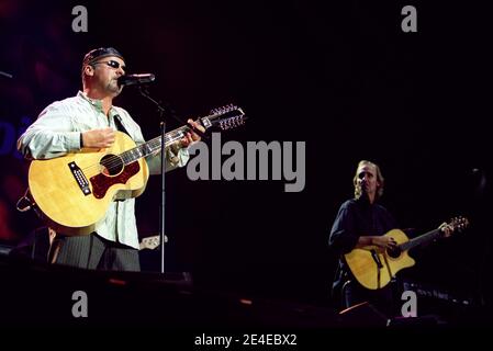 Mike und die Mechaniker auf der Bühne beim 'Chris Tarrant Capital Request Concert' in der Wembley Arena in London, Großbritannien. September 2002 Stockfoto