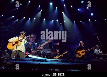 Mike und die Mechaniker auf der Bühne beim 'Chris Tarrant Capital Request Concert' in der Wembley Arena in London, Großbritannien. September 2002 Stockfoto