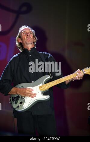 Mike und die Mechaniker auf der Bühne beim 'Chris Tarrant Capital Request Concert' in der Wembley Arena in London, Großbritannien. September 2002 Stockfoto