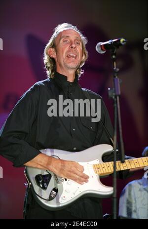 Mike und die Mechaniker auf der Bühne beim 'Chris Tarrant Capital Request Concert' in der Wembley Arena in London, Großbritannien. September 2002 Stockfoto