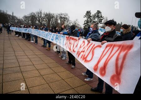 23. Januar 2021, Berlin: Fußball: Bundesliga, Hertha BSC: Fußballfans demonstrieren vor dem Olympiastadion und fordern den Rücktritt von Hertha-Managerin Preetz und der Vereinsführung um Präsident Gegenbauer. Die Fans halten ein Banner mit der Aufschrift "11 Jahre Stillstand, 2 Abstiege, 13 Trainer, Skandale und Vetternwirtschaft! Genug ist genug! Preetz raus!!!'. Foto: Christophe Gateau/dpa - WICHTIGER HINWEIS: Gemäß den Bestimmungen der DFL Deutsche Fußball Liga und/oder des DFB Deutscher Fußball-Bund ist es untersagt, im Stadion A aufgenommene Fotos zu verwenden oder zu verwenden Stockfoto