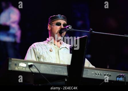 Mike und die Mechaniker auf der Bühne beim 'Chris Tarrant Capital Request Concert' in der Wembley Arena in London, Großbritannien. September 2002 Stockfoto