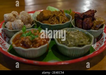 Hors d'oeuvres of Northern traditional Thai Food (Hors d'oeuvres Muan) - Signature Northern Thai Food Set Stil. Selektiver Fokus. Stockfoto