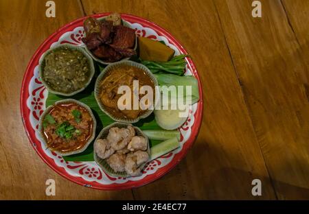 Blick von oben auf die Hors d'oeuvres der nordischen traditionellen thailändischen Küche (Hors d'oeuvres Muan) - Signature Northern Thai Food Set Stil. Kopierbereich, selektiver FOC Stockfoto