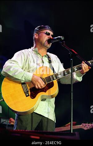 Mike und die Mechaniker auf der Bühne beim 'Chris Tarrant Capital Request Concert' in der Wembley Arena in London, Großbritannien. September 2002 Stockfoto