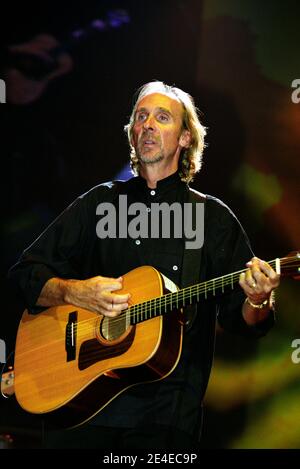 Mike und die Mechaniker auf der Bühne beim 'Chris Tarrant Capital Request Concert' in der Wembley Arena in London, Großbritannien. September 2002 Stockfoto