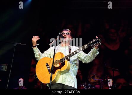 Mike und die Mechaniker auf der Bühne beim 'Chris Tarrant Capital Request Concert' in der Wembley Arena in London, Großbritannien. September 2002 Stockfoto