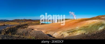 Panoramablick über geothermische aktive Zonen in der Nähe von Myvatn See und Reykjahlid kleine Stadt in Island, ähnlich Mars roten Planeten Landschaft, im Sommer Stockfoto