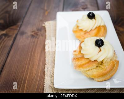 Hausgemachter Zeppole von Saint Joseph auf rustikalem Brett Stockfoto