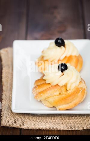 Hausgemachter Zeppole von Saint Joseph auf rustikalem Brett Stockfoto