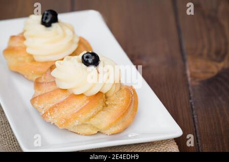 Hausgemachter Zeppole von Saint Joseph auf rustikalem Brett Stockfoto