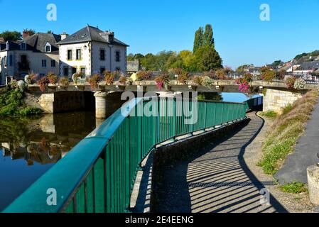 Fluss Oust, Teil des Kanals Nantes bei Brest, und blumige Brücke bei Josselin, einer Gemeinde im Département Morbihan in der Bretagne im Nordwesten Frankreichs Stockfoto