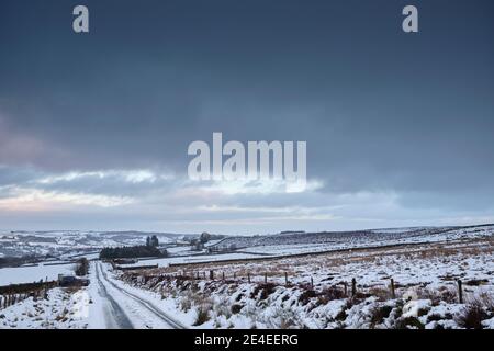 Schnee und trübe Himmel den ganzen Tag und Blick nach Nordosten Über Nidderdale in Yorkshire Dales Stockfoto