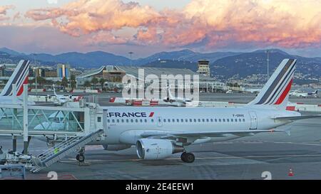 Nizza, Frankreich - 03. Februar 2016: Air France Airbus Flugzeug der Flughafen von Nizza in der Abenddämmerung. Stockfoto