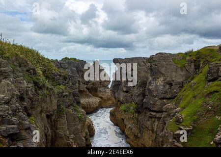 Pancake Rocks in Punakaiki vom Aussichtspunkt aus gesehen, Westküste, Südinsel, Neuseeland. Stockfoto