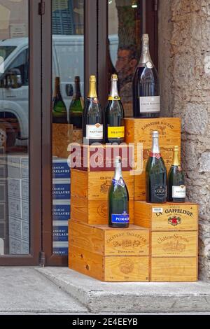 Nizza, Frankreich - 03. Februar 2016: Schachteln Champagner vor dem Weinladen in Nizza. Stockfoto