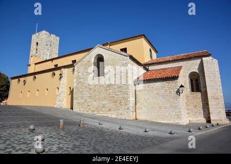 Frankreich, französische riviera, Antibes, die cahtedral Notre Dame -de-la-Pietea stammt aus dem 12. Jahrhundert, der sarazenen Turm wurde in Glockenturm umgebaut. Stockfoto