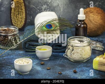 Hausgemachte Hautpflege. Natürliche Hautpflegeprodukte. Umweltfreundliche Badezimmer und Spa-Accessoires. Frische Zutaten für die Zubereitung von natürlicher, biologischer Kosmetik Stockfoto