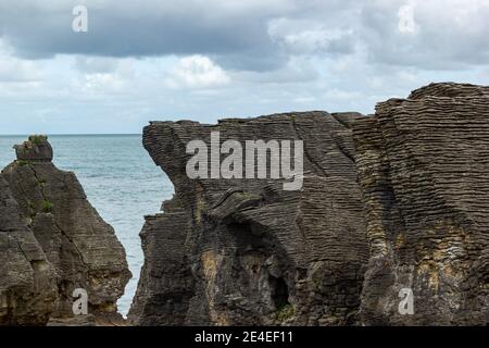 Pancake Rocks in Punakaiki vom Aussichtspunkt aus gesehen, Westküste, Südinsel, Neuseeland. Stockfoto