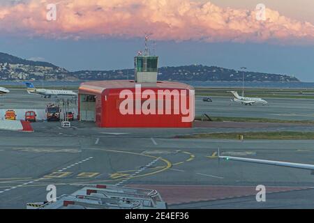 Nizza, Frankreich - 03. Februar 2016: Rotes Feuerwehrgebäude am Flughafen Nizza. Stockfoto