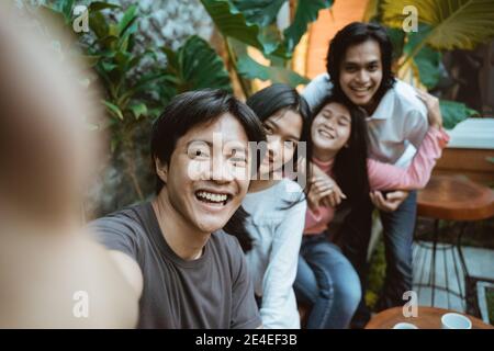 Gruppe von glücklichen jungen Teenager Studenten machen Selfie Foto auf Außenhintergrund Stockfoto