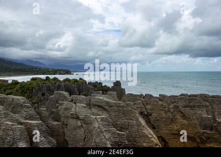 Pancake Rocks in Punakaiki vom Aussichtspunkt aus gesehen, Westküste, Südinsel, Neuseeland. Stockfoto