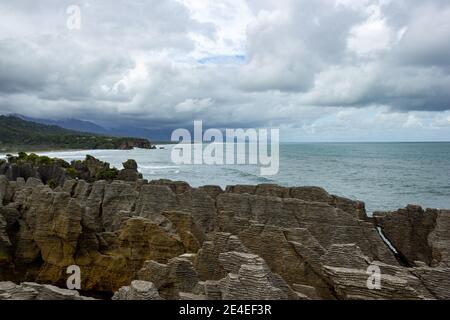 Pancake Rocks in Punakaiki vom Aussichtspunkt aus gesehen, Westküste, Südinsel, Neuseeland. Stockfoto